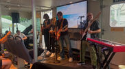 <![CDATA[ Keith Urban surpreende fãs com concerto a bordo de ferry em Nova Iorque ]]>
