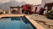 <![CDATA[ Bombeiros espanhóis abastecem em piscinas durante combate aos fogos na Andaluzia ]]>