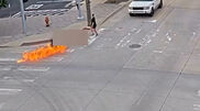 <![CDATA[ O momento em que homem lança 'cocktail molotov' contra outro de cadeira de rodas ]]>