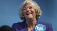 <![CDATA[ Polícia britânica abre investigação de homicídio no caso da morte da antiga ministra Ann Widdecombe ]]>