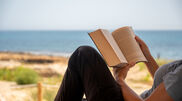 <![CDATA[ Férias de livro na mão: os melhores para levar para a praia ]]>