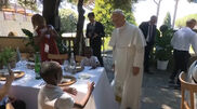<![CDATA[ Papa Leão XIV almoça com pessoas carenciadas em Castel Gandolfo ]]>