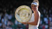 <![CDATA[ Wimbledon: Noskova resistiu a 'apagão' para vencer o seu primeiro Grand Slam ]]>