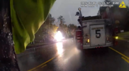 <![CDATA[ Imagens de 'bodycam' registam momento em que carro passa por cima de cabos elétricos caídos e provoca explosão ]]>
