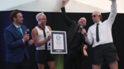 <![CDATA[ "Carecas, conseguimos": fãs de Pitbull batem recorde do Guinness de maior concentração de pessoas com perucas carecas ]]>