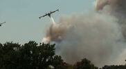 <![CDATA[ Meios aéreos abastecem no rio Sena para combater incêndio em Fontainebleau ]]>