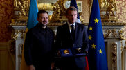 <![CDATA[ Zelensky distingue Macron com uma das mais altas condecorações da Ucrânia ]]>