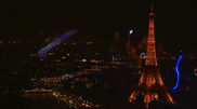 <![CDATA[ Espetáculo de drones e fogo de artifício ilumina a Torre Eiffel na véspera do Dia da Bastilha ]]>