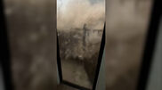 <![CDATA[ Imagens impressionantes mostram força do tufão Bavi visto do interior de apartamento na China ]]>