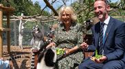 <![CDATA[ Rodeada de lémures, rainha Camilla de Inglaterra volta a mostrar o seu amor pelos animais ]]>