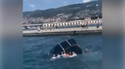 <![CDATA[ Imagens mostram resgate de homem preso em carro parcialmente submerso no mar em Trieste ]]>