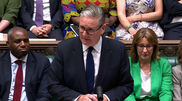 <![CDATA[ Starmer faz último frente a frente no Parlamento e agradece apoio da líder da oposição ]]>