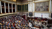 <![CDATA[ França aprova lei que legaliza eutanásia e suicídio assistido ]]>