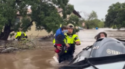 <![CDATA[ Imagens mostram resgate de menino com máscara de 'snorkeling' durante cheias no Texas ]]>