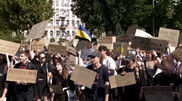 <![CDATA[ Ucranianos manifestam-se contra decisão de Zelensky de demitir ministro da Defesa ]]>