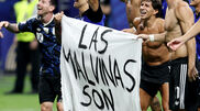 <![CDATA[ "As Malvinas são argentinas": que tarja foi esta que os jogadores mostraram ]]>