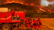 <![CDATA[ 400 bombeiros combatem incêndio florestal no nordeste de Espanha ]]>