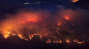 <![CDATA[ Imagens aéreas mostram força dos incêndios florestais que lavram em Espanha ]]>
