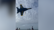 <![CDATA[ Imagens mostram caça militar a sobrevoar praia a baixa altitude nos EUA ]]>