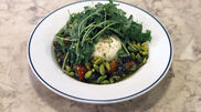 <![CDATA[ Pratos frios para dias quentes: Caponata, a receita de Lívia Orofino (Canalha) ]]>