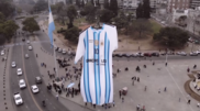 <![CDATA[ "Obrigado, Leo": cidade natal de Messi presta homenagem com camisola gigante antes da final do Mundial ]]>