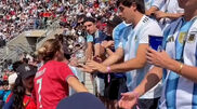 <![CDATA[ Mulher com camisola de Cristiano Ronaldo enfrenta fãs de Messi durante a final do Mundial 2026 ]]>