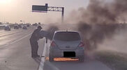 <![CDATA[ O momento em que polícia salva condutor de carro em chamas no Texas ]]>