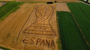 <![CDATA[ Artista italiano usa trator para fazer desenho gigante do troféu do Mundial e celebrar a vitória espanhola ]]>