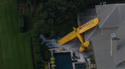 <![CDATA[ Avião de pequeno porte aterra em cima de casa no Texas ]]>