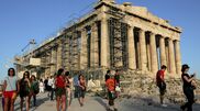 <![CDATA[ Homem esfaqueia dois turistas perto da Acrópole em Atenas ]]>