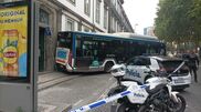 <![CDATA[ Autocarro sem condutor embate contra edifício no Porto ]]>