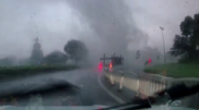 <![CDATA[ Imagens mostram o momento em que tornado atira carro pelo ar na China ]]>