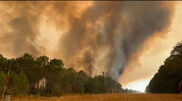 <![CDATA[ Incêndio florestal obriga à retirada de 20 mil pessoas na costa atlântica de França ]]>