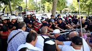 <![CDATA[ Canhões de água e gás-pimenta usados para dispersar protesto junto ao parlamento da Albânia ]]>