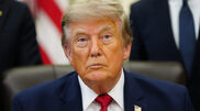 <![CDATA[ Trump diz estar "próximo" de decidir "ataque massivo" no Irão ]]>