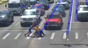 <![CDATA[ Homem vestido de Homem-Aranha ajuda pessoa em cadeira de rodas a atravessar a rua ]]>