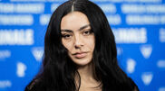 <![CDATA[ Afinal, Charli XCX não vai salvar o verão - mas pode bem salvar-nos a todos ]]>