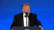 <![CDATA[ "Não podem ter uma arma nuclear": Trump diz que negociações com o Irão estão a correr "extremamente bem" ]]>