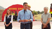 <![CDATA[ "Esperam-nos horas difíceis": Sánchez visita bombeiros que combatem incêndios em Espanha ]]>