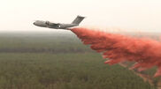 <![CDATA[ Avião militar lança retardante para travar incêndios em França ]]>