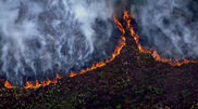 <![CDATA[ Helicópteros combatem incêndio na costa inglesa com água do mar ]]>