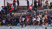 <![CDATA[ Marrocos usa gases lacrimogéneos e canhões de água na fronteira com Ceuta ]]>