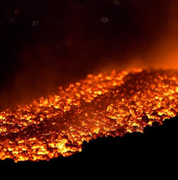Monte Etna deslumbra com espetáculo de lava incandescente
