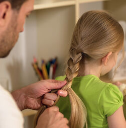 Com mãos nas tranças, pais aprendem a pentear as filhas