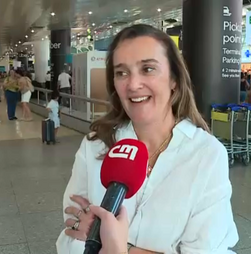 'Foi realmente um pesadelo': psicóloga detida com 50 munições em Bali chega ao aeroporto de Lisboa
