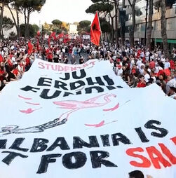 Protestos voltam a reunir milhares nas ruas de Tirana, na Albânia