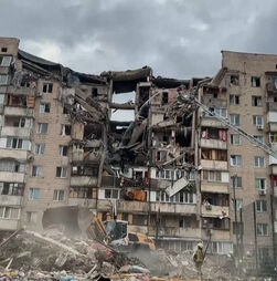 Ataque russo destrói edifício residencial em Kiev