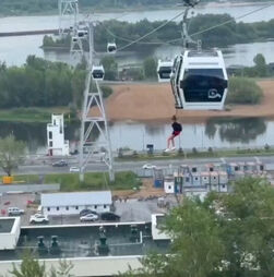Autoridades russas usam cordas para resgatar 16 pessoas presas em teleférico