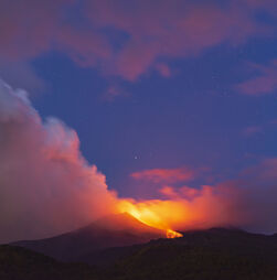 Erupção do vulcão Etna leva ao cancelamento de 130 voos na Sicília
