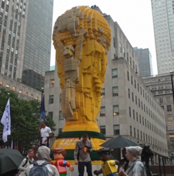 Mais de um milhão de peças LEGO dão vida a este troféu gigante do Mundial